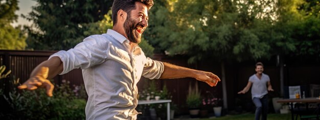 Foto uomo felice che balla a una festa all'aperto nel cortile