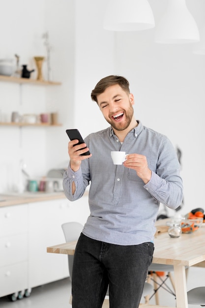 コーヒーを飲みながら幸せな男