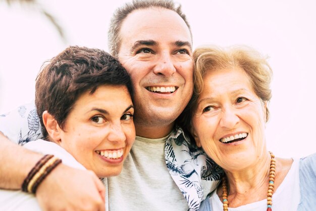 写真 空に向かって女性を抱きしめる幸せな男