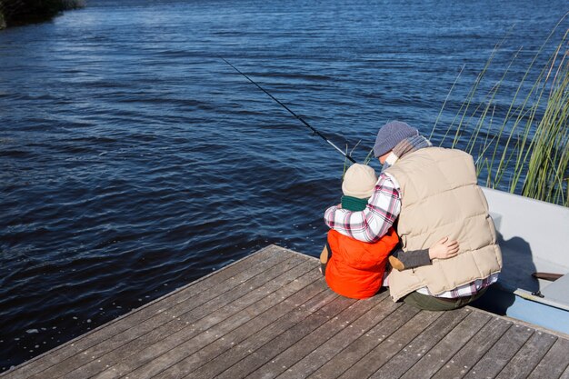 Uomo felice che pesca con suo figlio