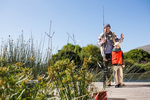 Foto uomo felice che pesca con suo figlio