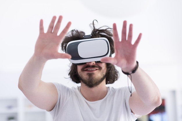 счастливый человек получает опыт использования VR-гарнитуры, очков виртуальной реальности дома