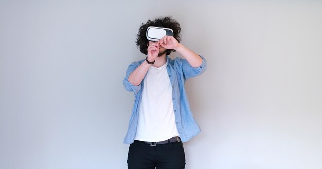 仮想現実、白い背景で隔離の VR ヘッドセット メガネを使用して経験を得る幸せな男