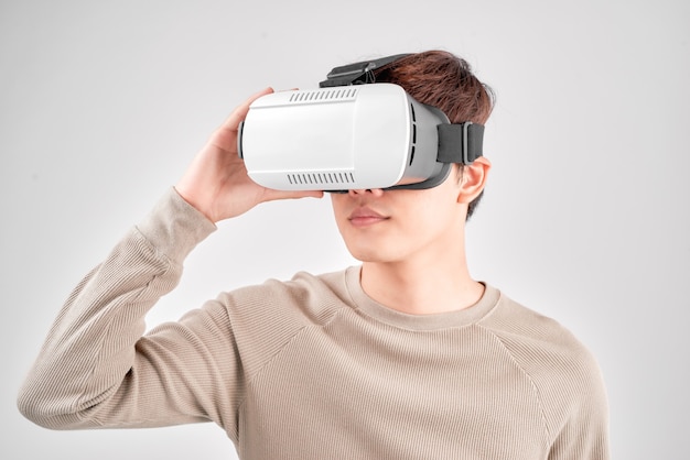 가상 현실의 VR 헤드셋 안경을 사용하여 경험을 얻는 행복한 남자,