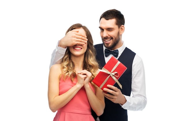 Photo happy man giving woman surprise present