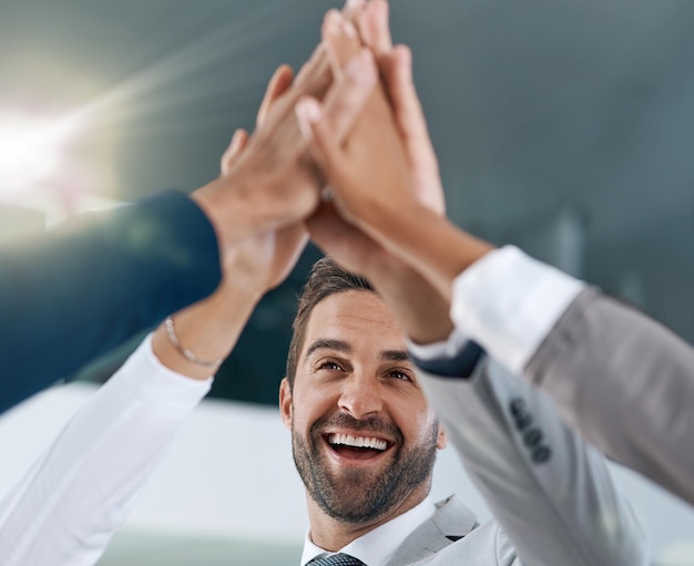 Foto obiettivi di uomo felice o mani di uomini d'affari high five in celebrazione del successo obiettivo o lavoro di squadra partnership sorriso o entusiasti lavoratori in ufficio per motivazione solidarietà o vincere un affare