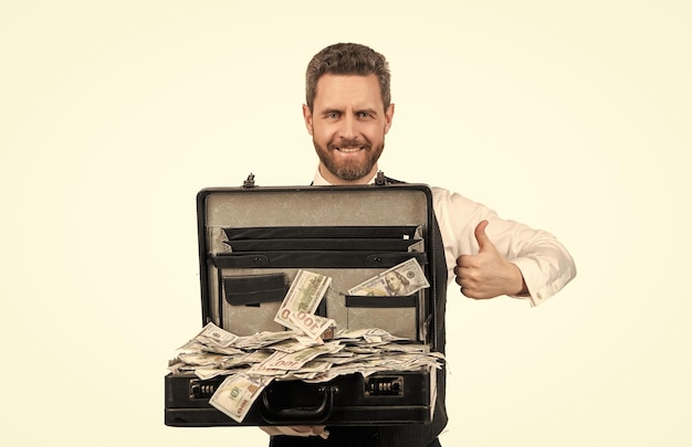 Счастливый мужчина держит кафе с деньгами, показывая большой палец вверх на белом фоне успеха