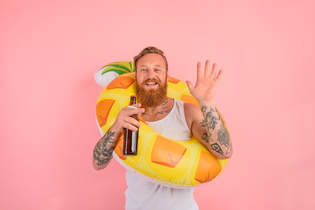 Счастливый человек готов плавать с пончиком-спасателем с пивом и сигаретой в руке