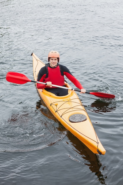 Foto uomo felice in kayak