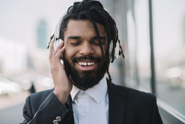 Photo happy man listening to music