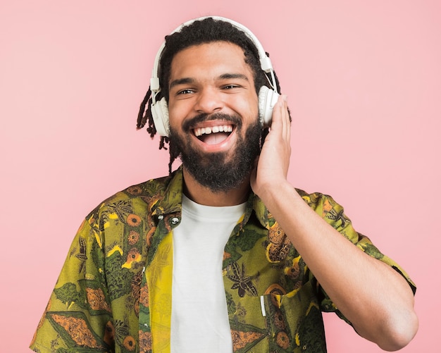 Photo happy man listening to music