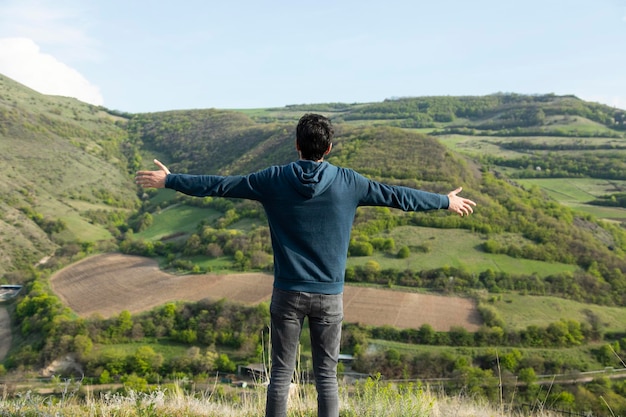 Photo happy man in mountain