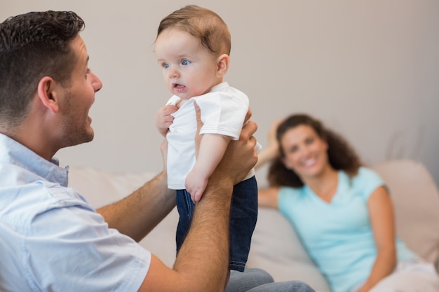 Uomo felice che gioca con il bambino carino