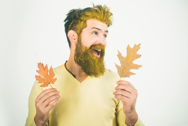 Photo happy man playing with leaves on a white background isolated fall happy background with autumn leave