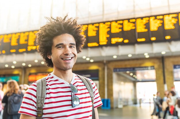 ロンドンの駅で幸せな男の肖像