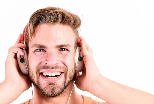 Счастливый мужчина расслабиться плейлист сексуальный мускулистый мужчина слушать музыку из плейлиста мужчина расслабиться в наушниках, изолированных на белом небритый мужчина расслабиться с любимой песней бизнес электронная книга онлайн
