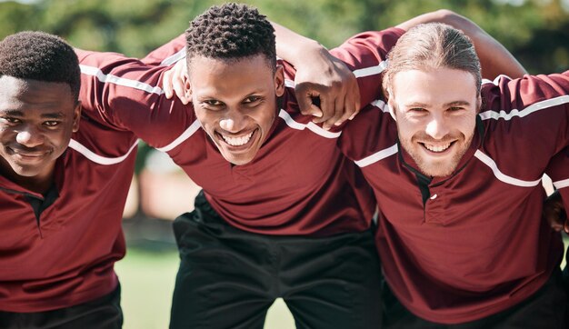 Photo happy man rugby and team in huddle scrum or playoffs on outdoor field together in nature group portrait of sporty people or athlete smile in teamwork motivation for match start or game outside