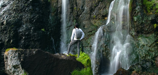 Uomo felice e cascata shaki in armenia