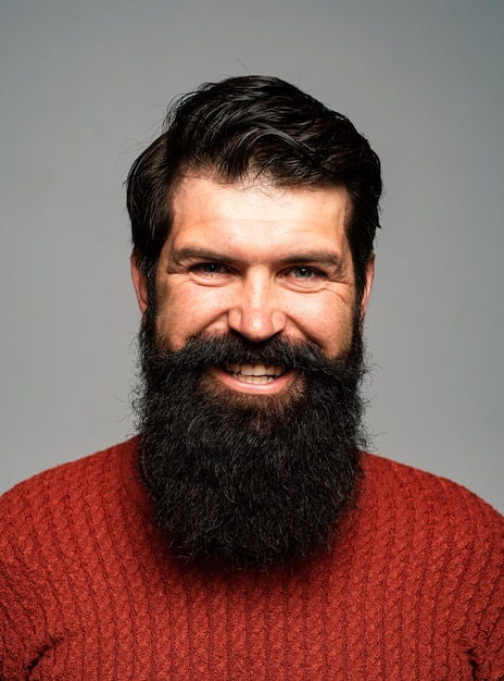 Foto felice uomo sorriso faccia bel giovane ragazzo sorridente barbiere con barba lunga e baffi nel negozio di barbiere b