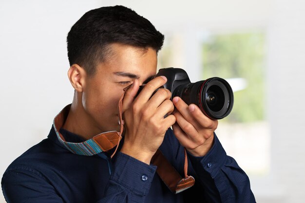 デジタルカメラで写真を撮る幸せな男