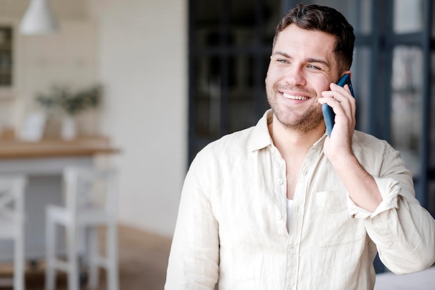 Photo happy man talking over the phone