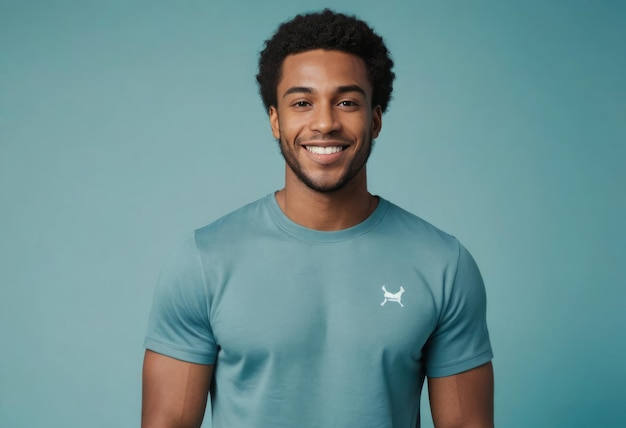 Photo a happy man wearing a teal tshirt with a broad welcoming smile