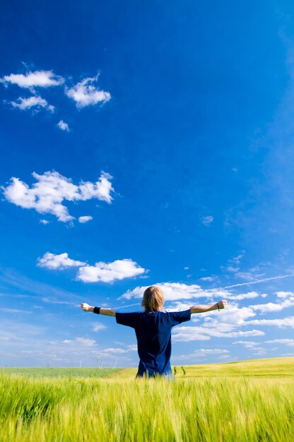 Photo happy man with arms up