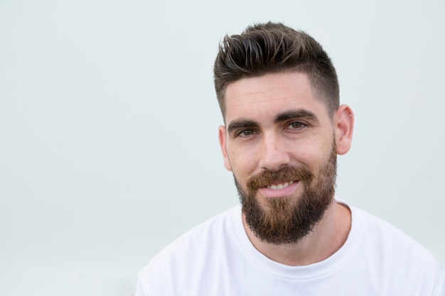 Photo happy man with a beard and white shirt