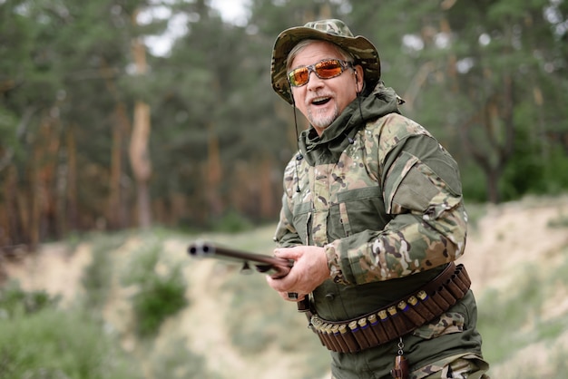 散弾銃狩猟野外活動で幸せな男。