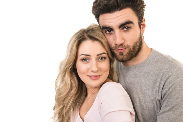 Photo the happy man and a woman hug on the white background