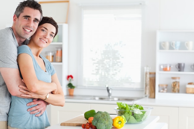 Photo happy man and woman hugging