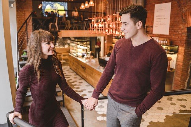 Счастливый мужчина и женщина стоят в ресторане