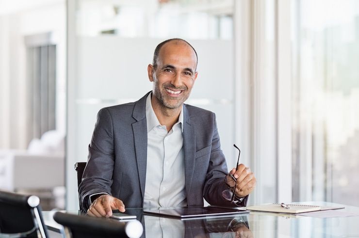 Photo happy mature business man