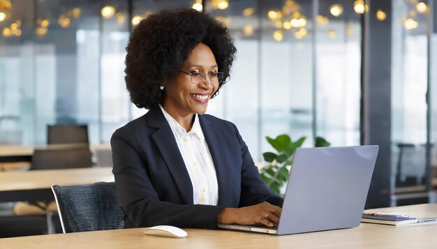 Photo happy mature business woman entrepreneur in office using laptop at work smiling professional