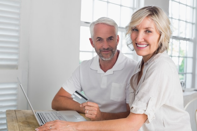 Счастливые пожилые пары делают онлайн-шоппинг дома