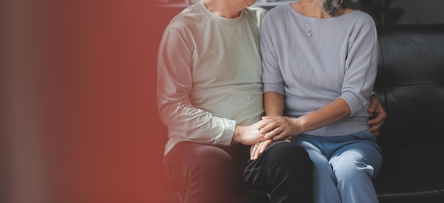 Photo happy mature couple using laptop at home