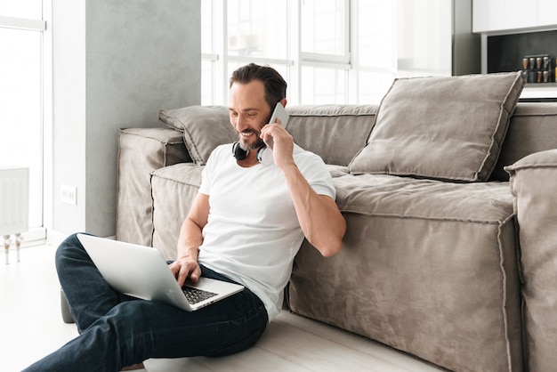 Uomo maturo felice che parla sul telefono cellulare