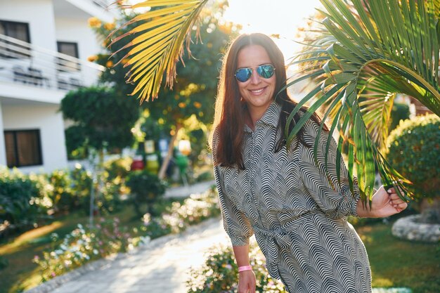 Foto felice donna matura è all'aperto godendo la sua vacanza durante il giorno soleggiato