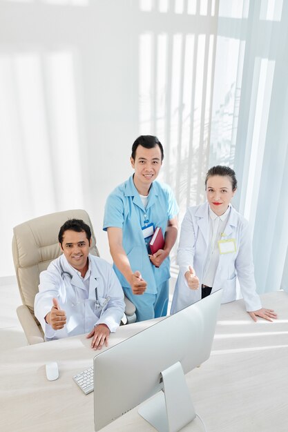 Photo happy medical team