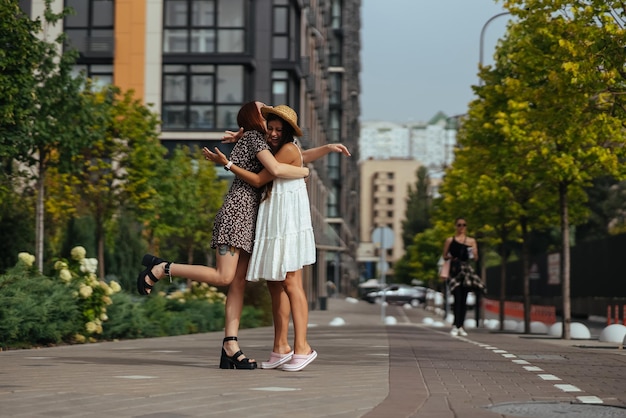 Foto felice incontro di due amici che abbracciano in strada