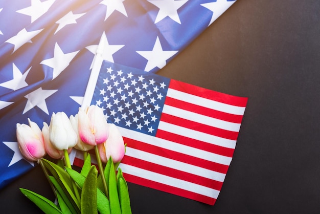 Happy Memorial Day Amerikaanse vlag en een tulpenbloem