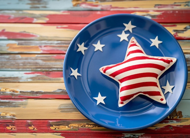 Foto happy memorial day concept gemaakt van vintage amerikaanse vlag op witte houten achtergrond