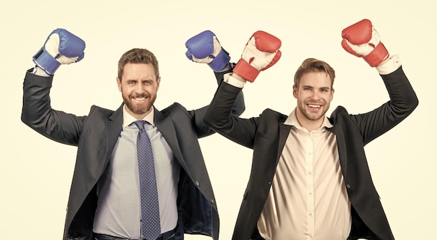 Gli uomini felici celebrano la vittoria della partnership di battaglia aziendale e degli uomini d'affari vincitori del lavoro di squadra