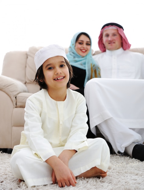 Photo happy middle eastern on sofa