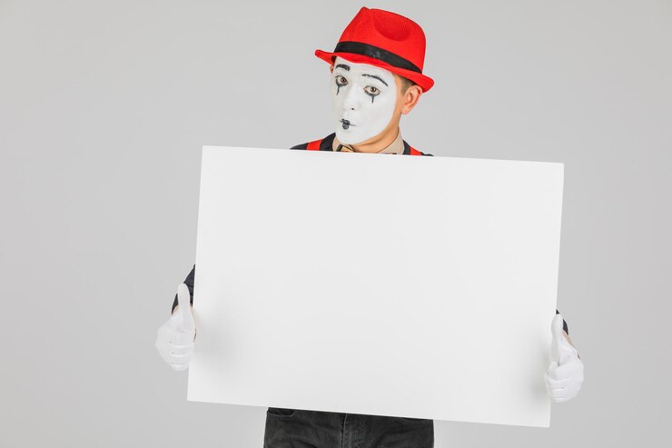 Photo happy mime artist holding a blank white board on a white background