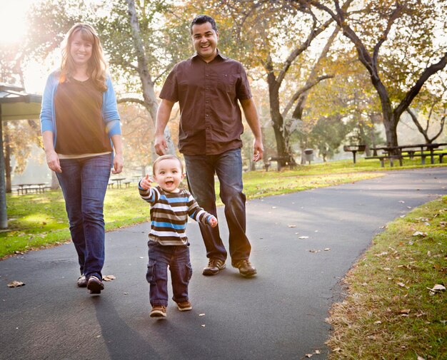 Photo happy mixed race ethnic family walking in the park