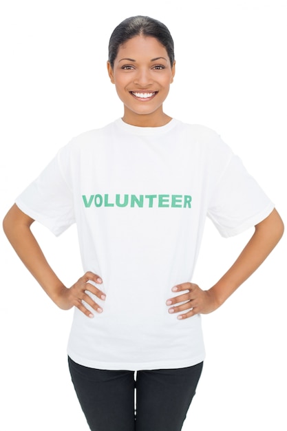 Photo happy model wearing volunteer tshirt posing