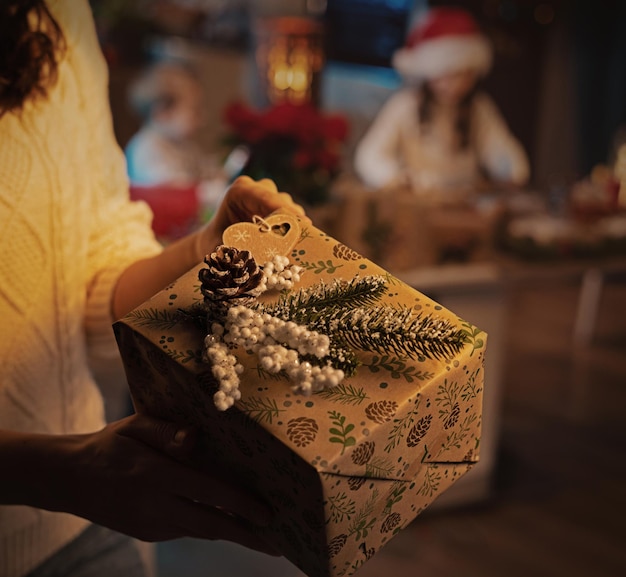 Felice mamma e sua figlia che aspettano il natale