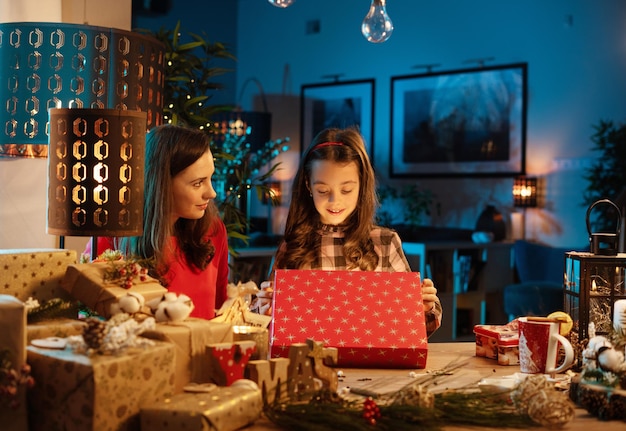 Felice mamma e sua figlia che aspettano il natale