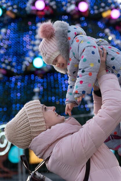 행복한 엄마는 가족과 함께 아기 축하 분위기 크리스마스 휴가를 토합니다